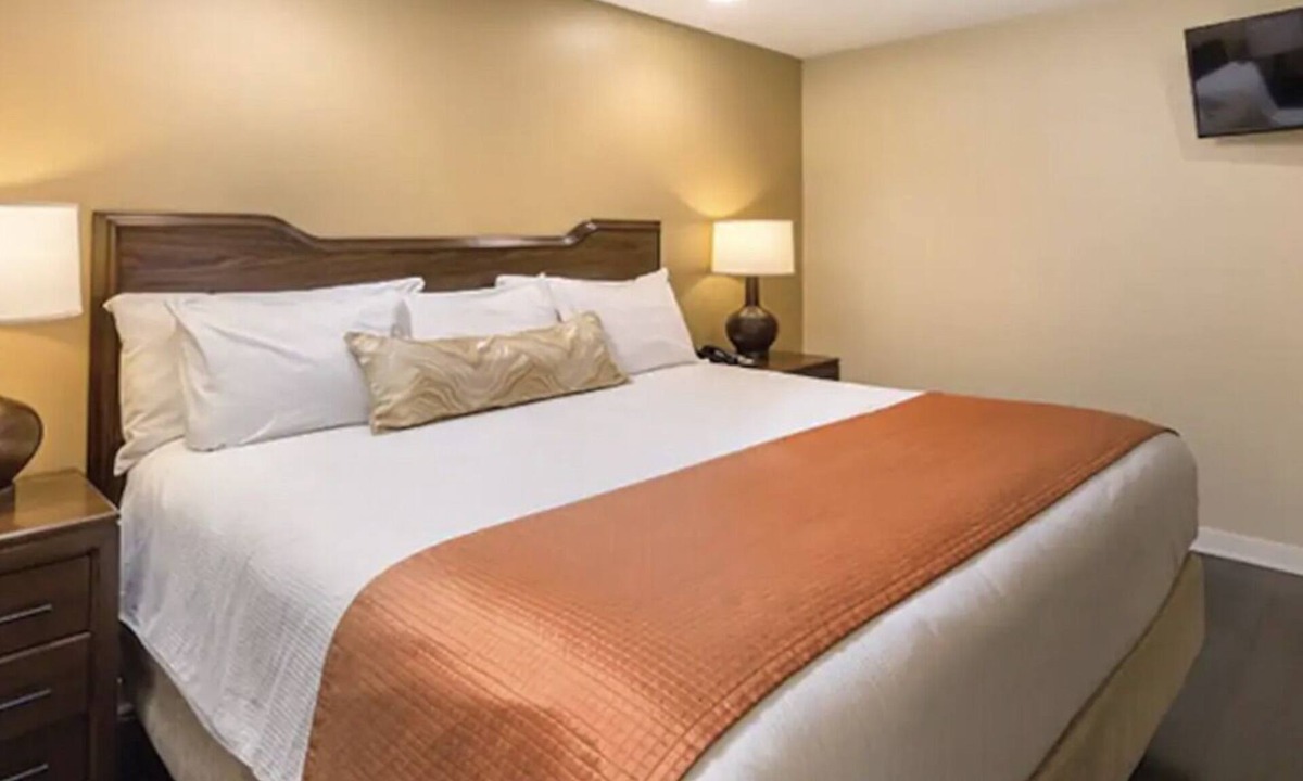 Paradise Valley Village Resort | 1 Bedroom Suite at Scottsdale Golf Resort