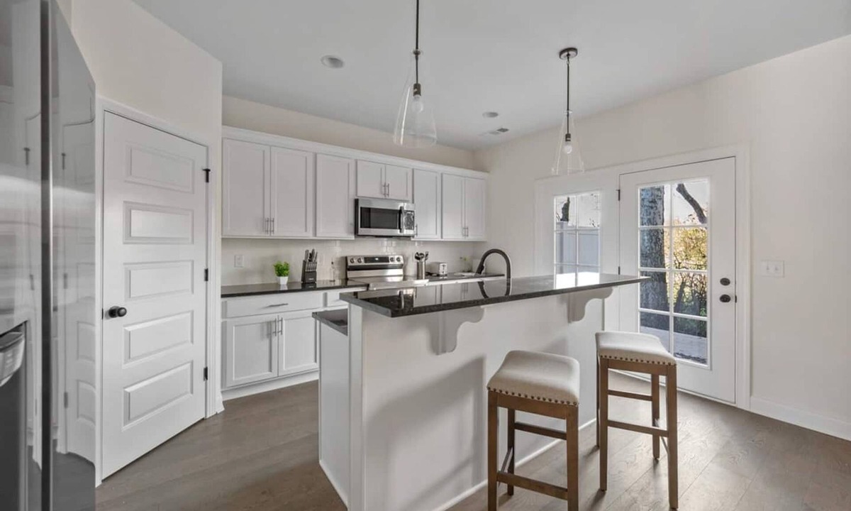 Lakewood Apartment | 1 King 2 Queens Garage Yard Washer Dryer
