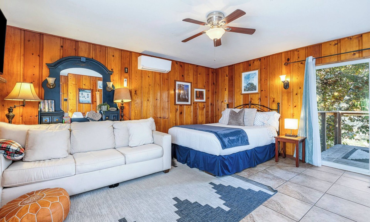 Three Rivers Cabin | 1 Min from Sequoia National Park Cabin for 2 with additional sleeper sofa