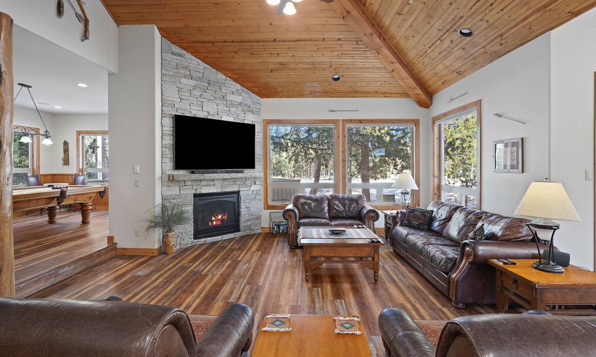 Sunriver House | 11 Vine Maple - Pool Table, Bikes, Luxury Lodge, A/C, SHARC Passes, Hot Tub
