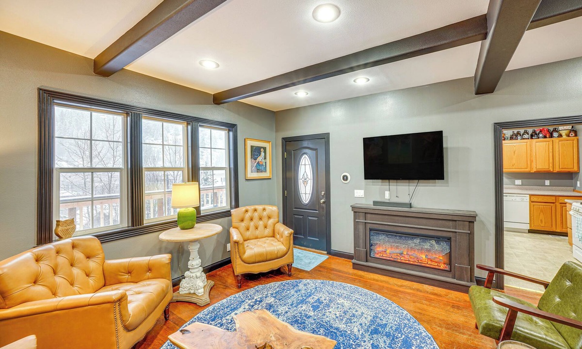 Wallace Cottage | 13 Mi to Skiing: Downtown Wallace Home w/Deck