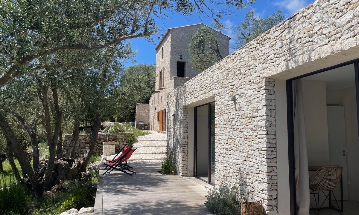 Bonifacio House | 17th century Tower, restored and a sheepfold; 10 min walk to beach CalaSciumare