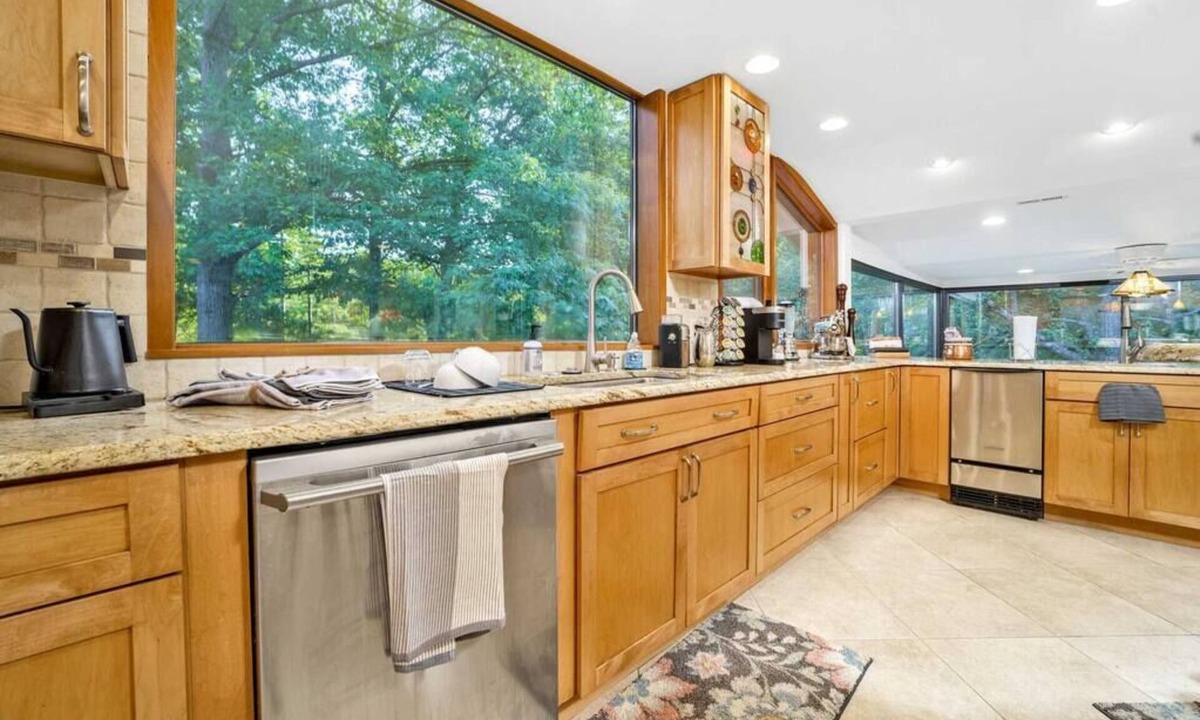 Richmond House | 18 Acre Farm - Pickleball, Pond, Outdoor Kitchen