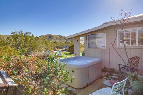 Morongo Valley House | 18 Mi to Joshua Tree NP: WFH-Ready Desert Escape