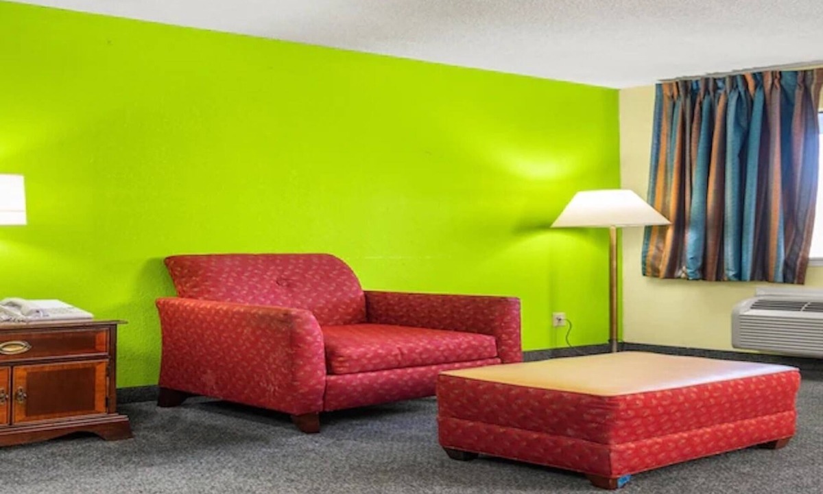 Orlinda Hotel | 2 Accommodations for Family or Group Stay near Kentucky Downs | Free Parking