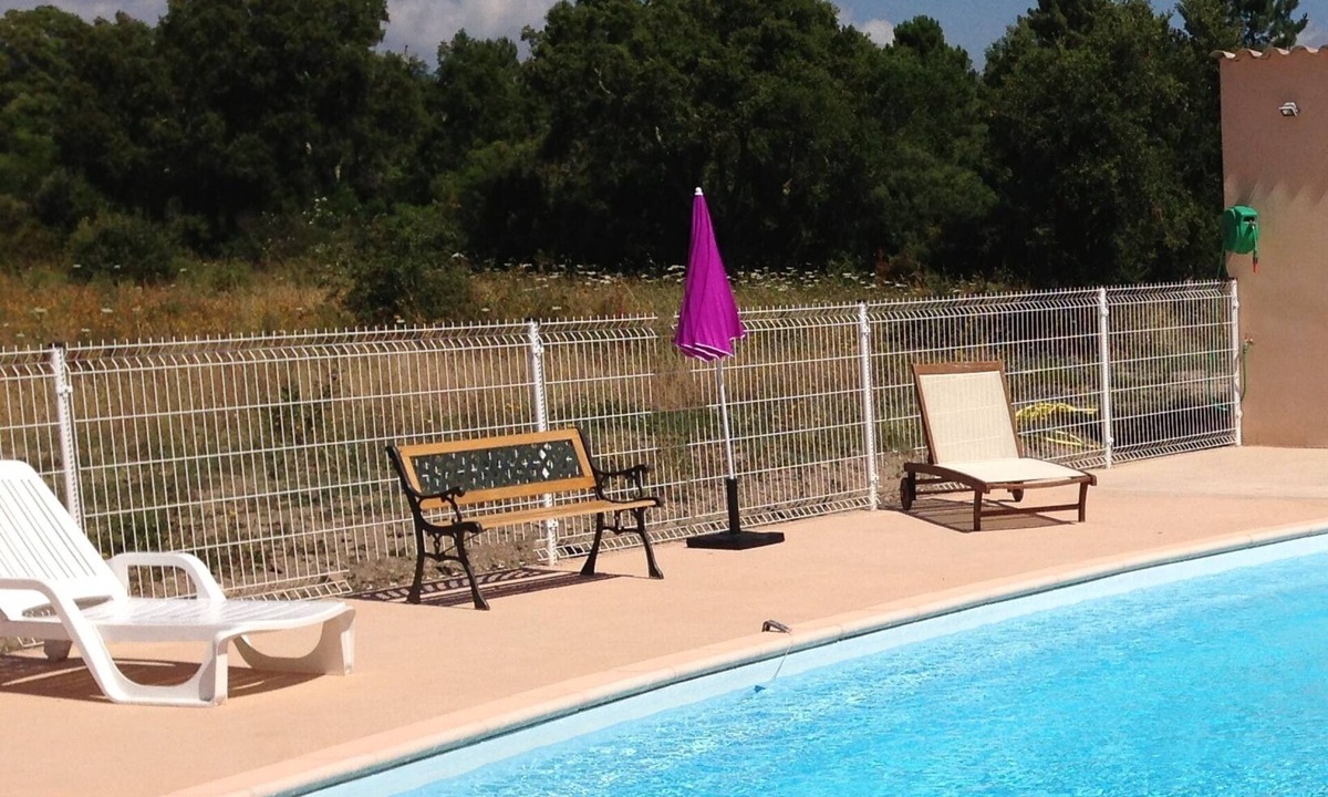 Sari-Solenzara Ski Chalet | 2-bedroom chalet 5 minutes from the beach, shared swimming pool