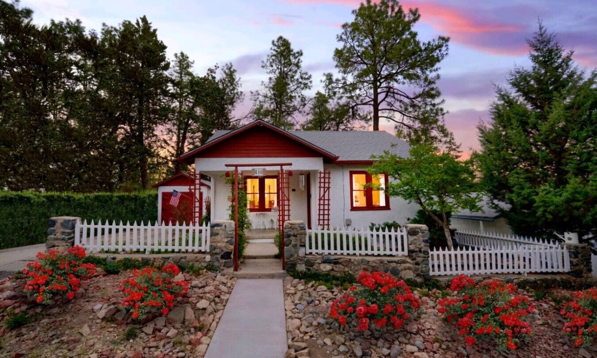 Prescott House | 2 Bedroom Home+Close Walk To Town+Hot Tub+Pets OK