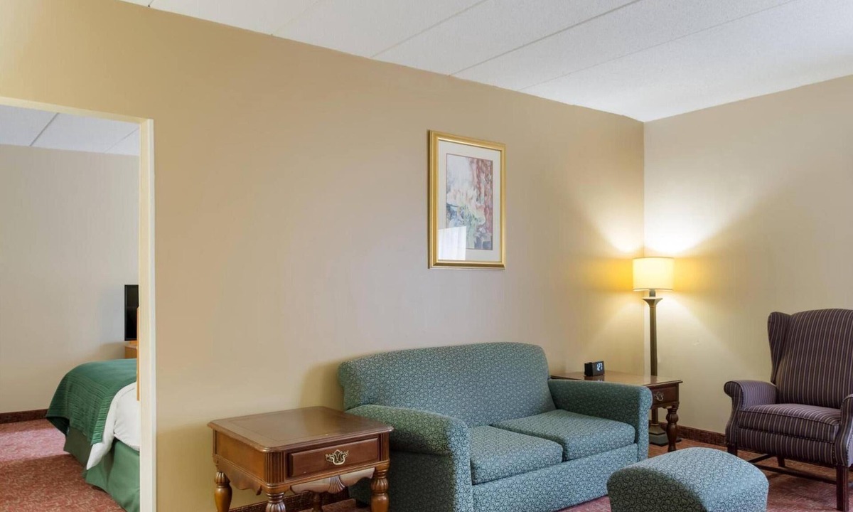 Smithfield Hotel | 2 Budget-Friendly Rooms near Fresco Smithfield | Free Parking & Pool Access