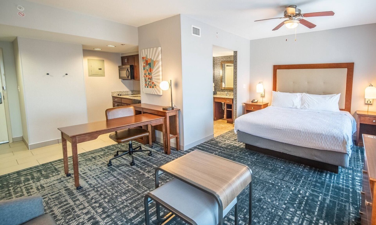 Kutzky Park Hotel | 2 Comfortable Accommodation! Kitchen, Pet-Friendly, Indoor Pool, Free Breakfast!