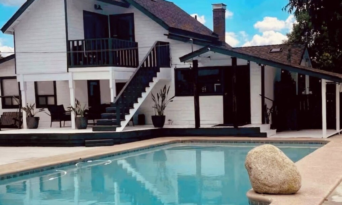 Springville House | 2 Homes 1 Property. 5 BR 3 BA POOL! Plenty of parking.