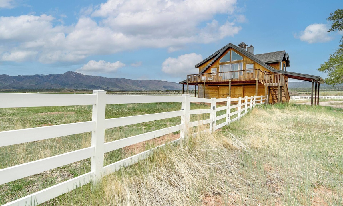 New Harmony Apartment | 2 Mi to Kolob Canyons: Serene Studio w/Views