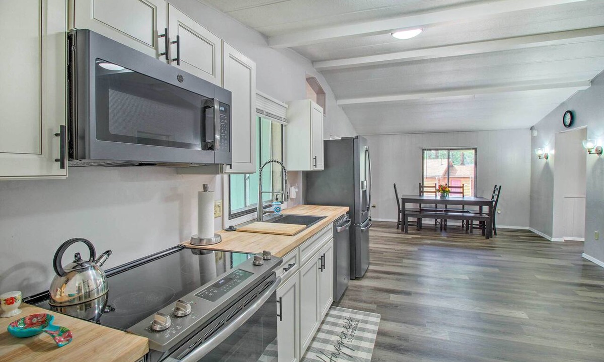 Pinetop-Lakeside Cottage | 2 Mi to Rainbow Lake: Woodsy Retreat w/Deck!