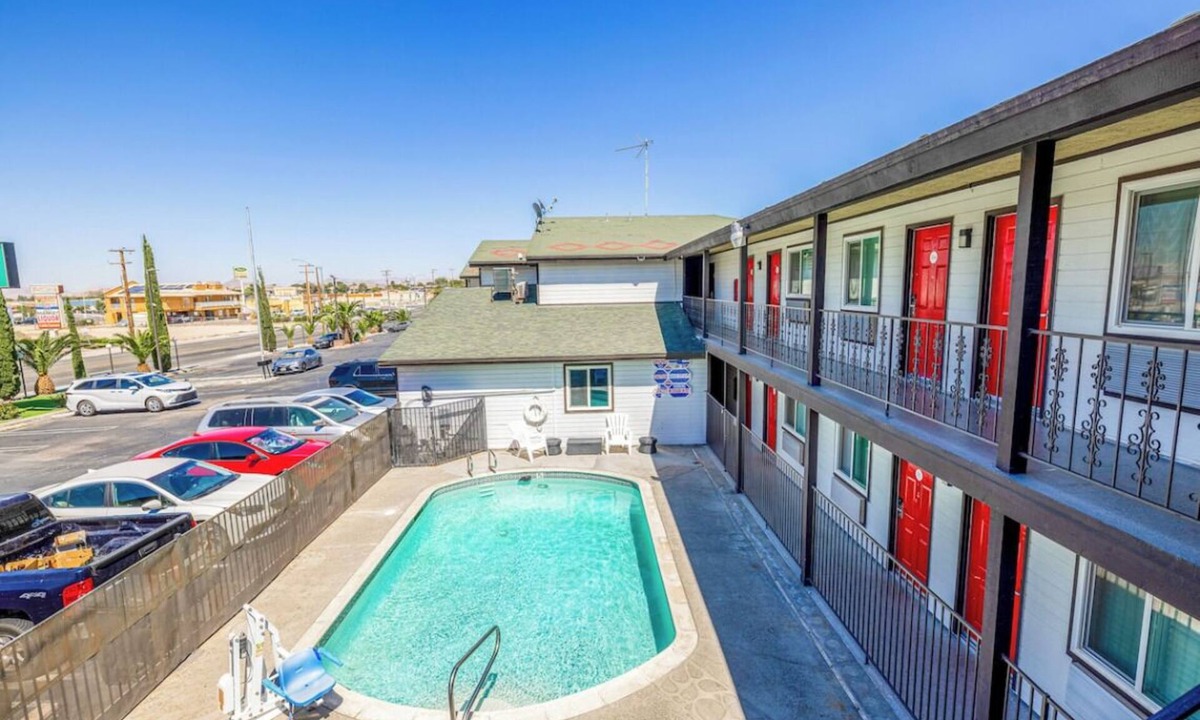 Victorville Hotel | 2 Queen Beds + Cable TV, Close to Restaurants & Attractions, 4 Rooms