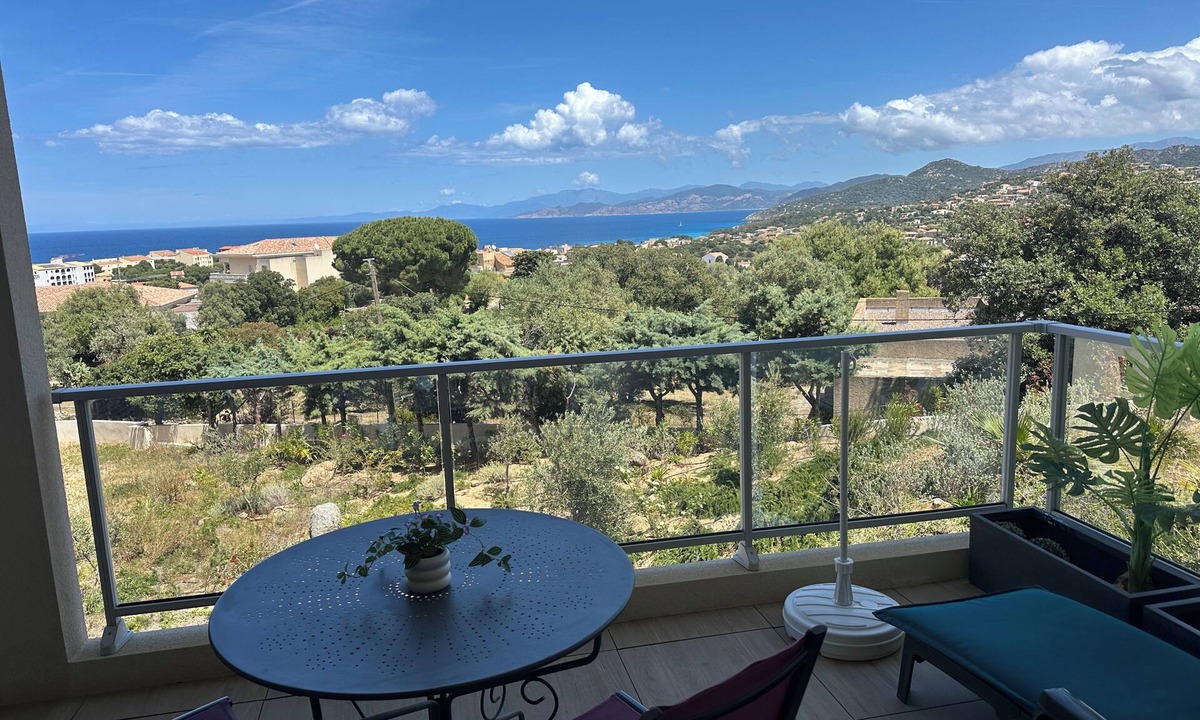 L'Ile-Rousse Apartment | 2-room apartment with sea view and terrace -near the beach and shops