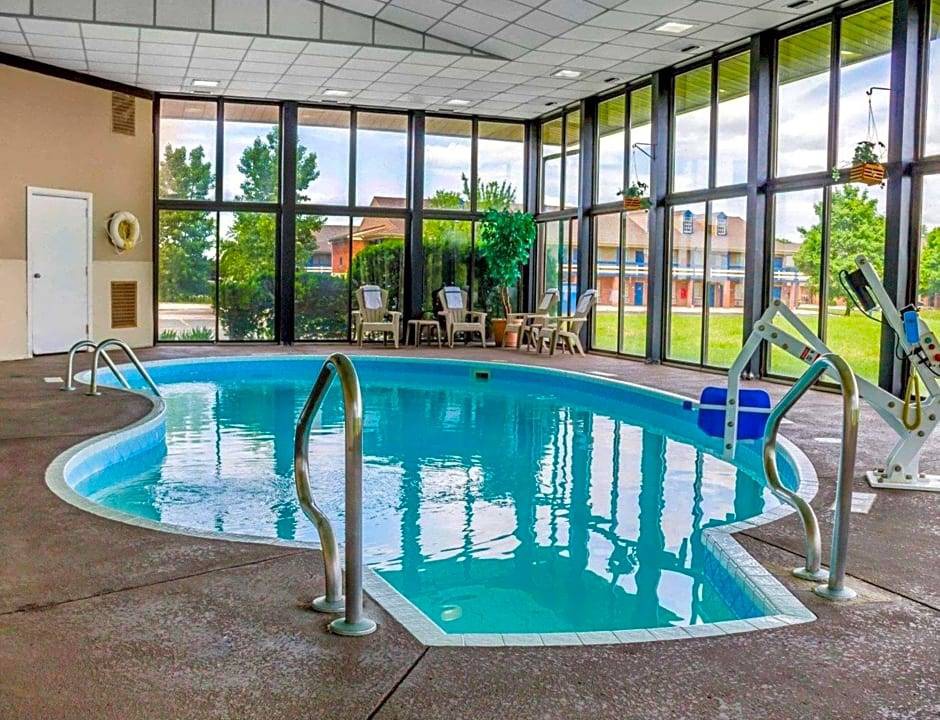Maumee Hotel | 2-Star Hotel ∙ Comfort Inn Maumee - Perrysburg Area