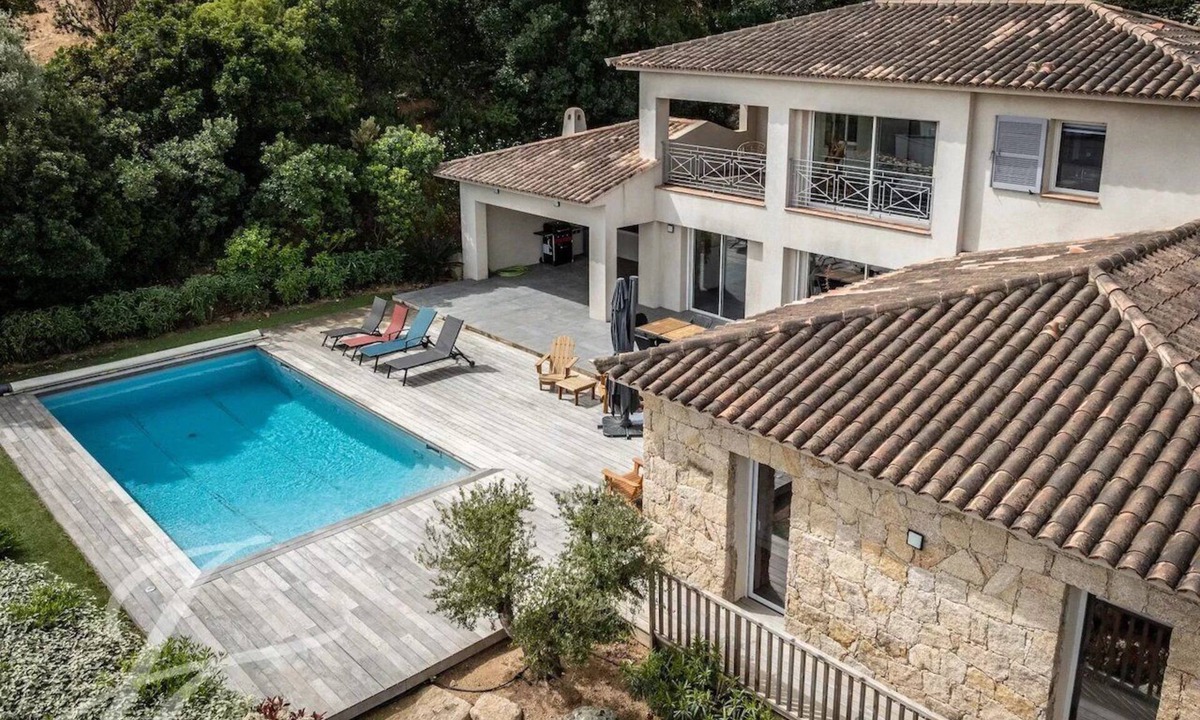 Cirendinu House | 200-square-meter villa with ocean views, air-conditioned, sleeps 8. Fully renovated.
