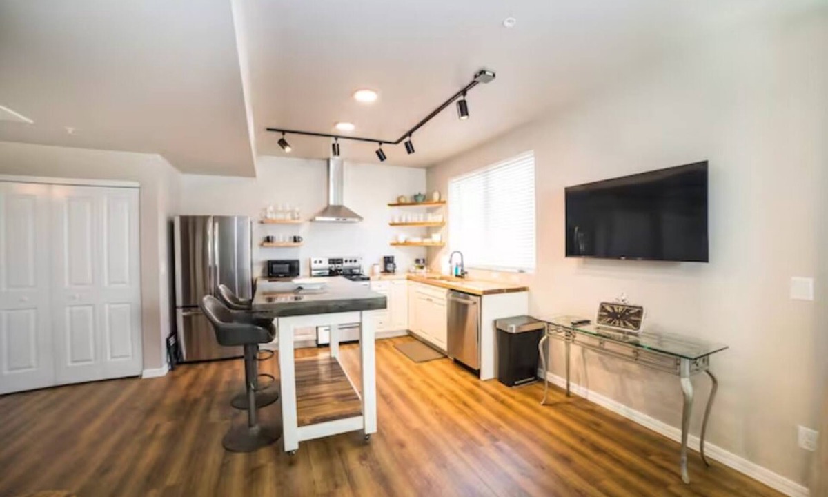 Southside Apartment | 202 - The Lofts, by Flagtown, 1 bed,1bath, community hot tub