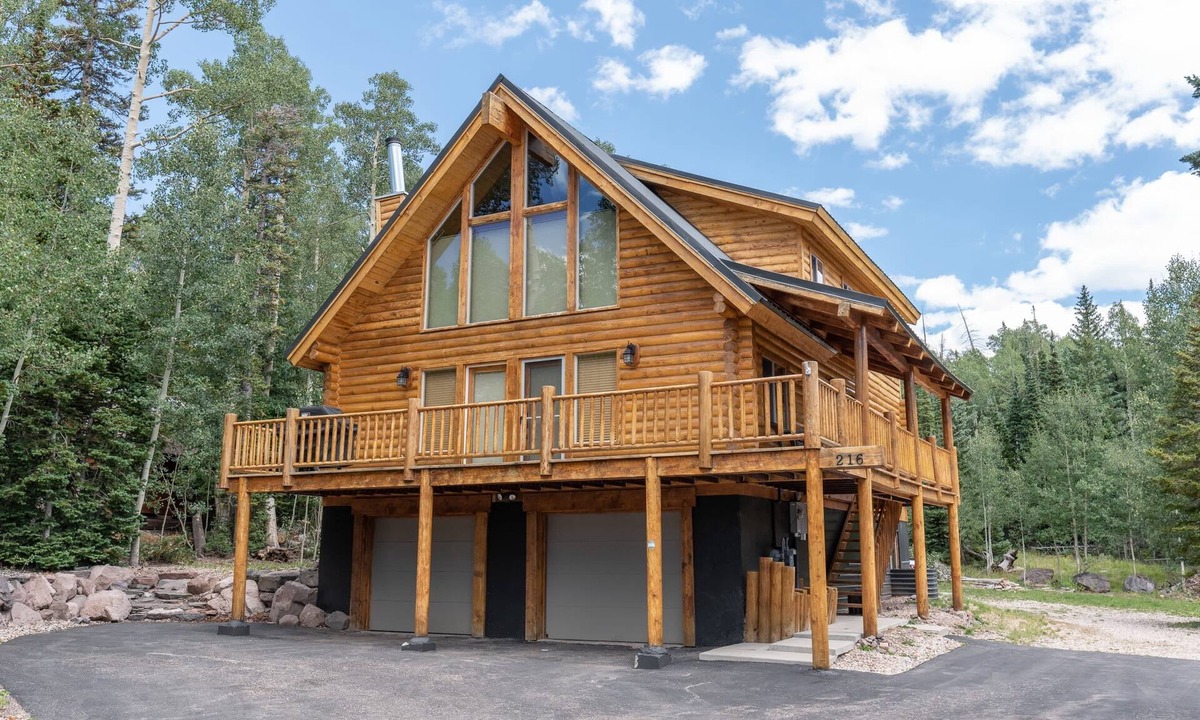 Steam Engine Meadows Cabin | 216 Rue Jolley -immaculate cabin with the feeling of home. guaranteed memories.