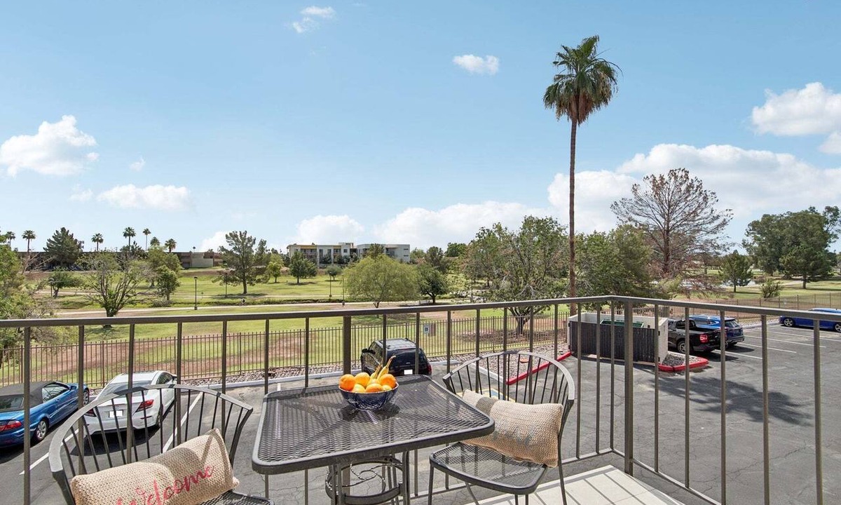 New Papago Parkway Apartment | 240 Relaxing Scottsdale Stay – Pet-Friendly, Park Views & Putting Green