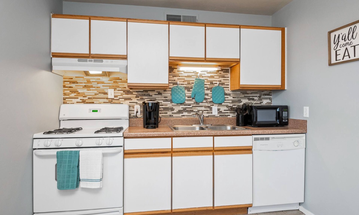 Menlo Park Condo | 2BR/1BA Condo W/Pool; Mins to UofA,Hiking,Food&Retail