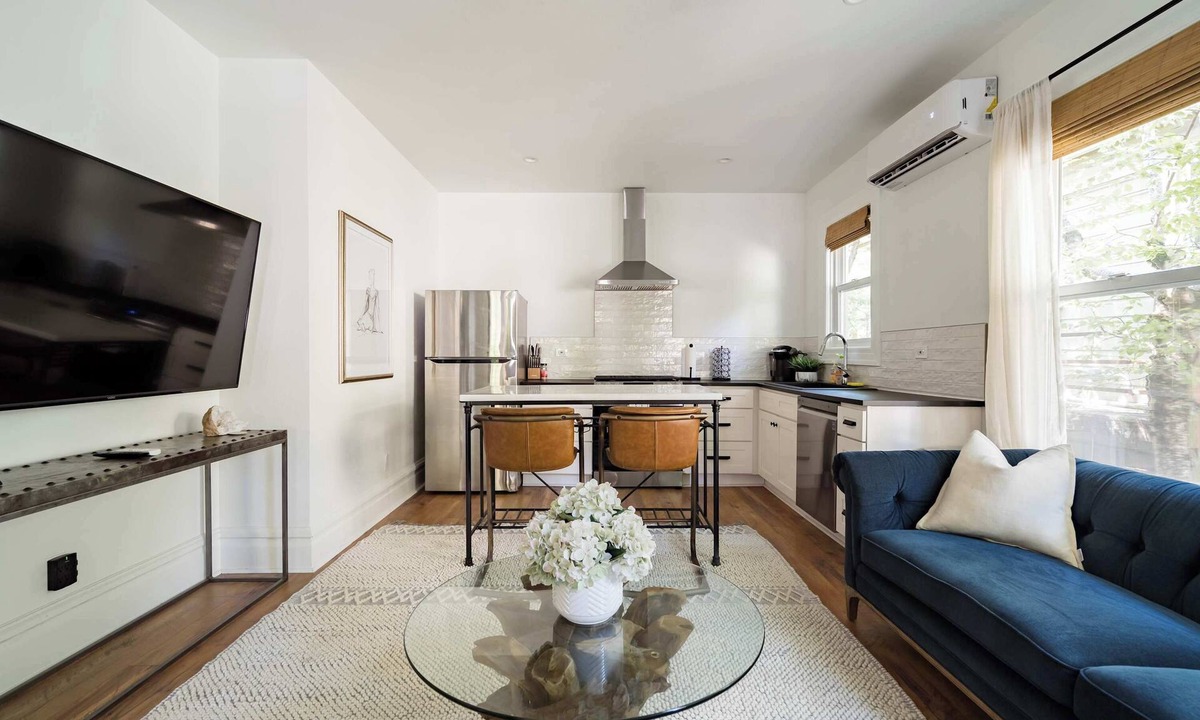 Uptown House | 2BR - Trendy NW 23rd - Walk to Cafes & Shops