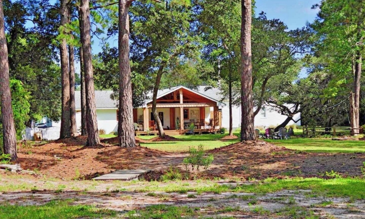 Morehead City Cabin | 3 Acre Waterfront Retreat sleeps up to 25, easy walk to historic district