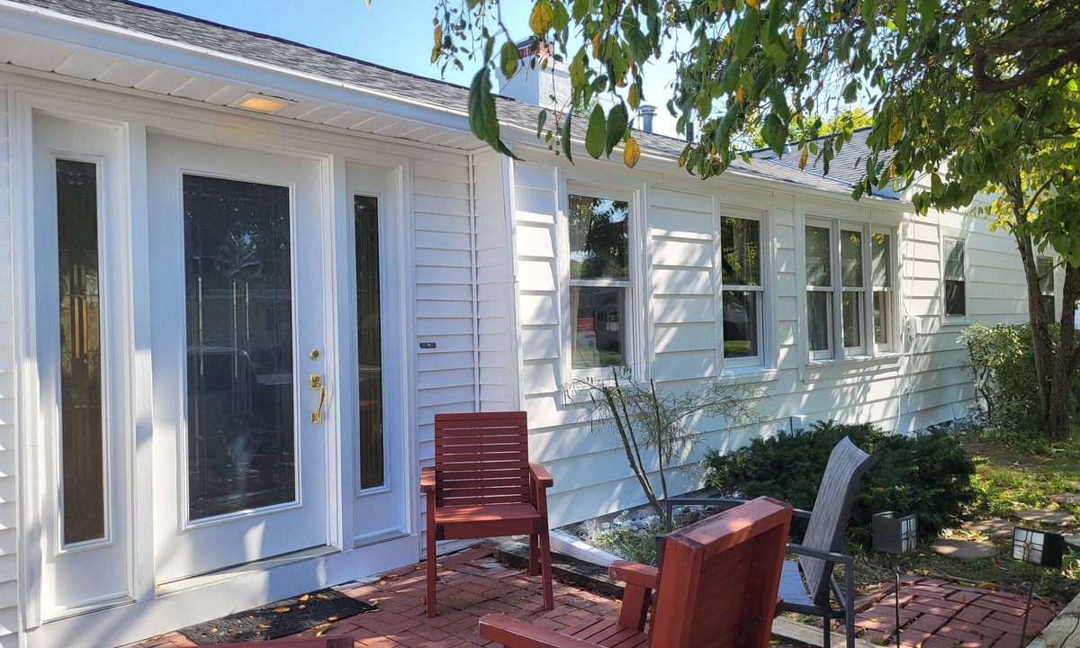 Huron House | 3-bdrm lake house w private beach. 10 mins to Cedar Pt. Wi-Fi & 1-car garage.