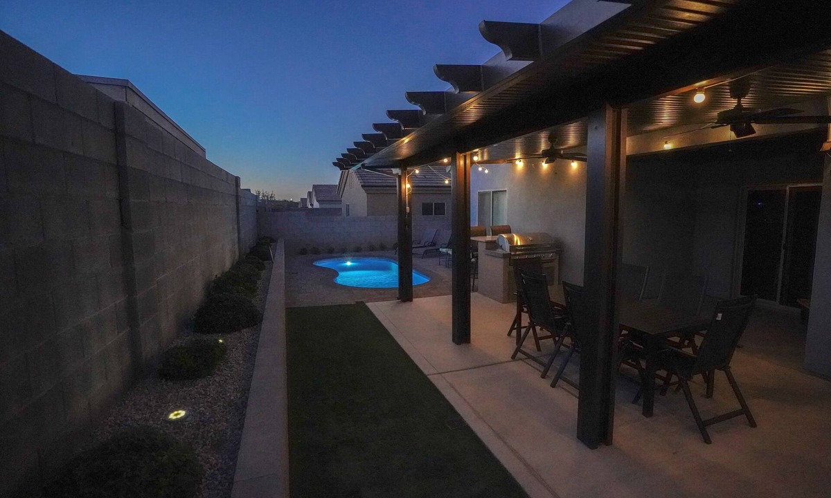 Kingman House | 3-BedRm Pool House w/Coffee Bar & 5 Total Beds