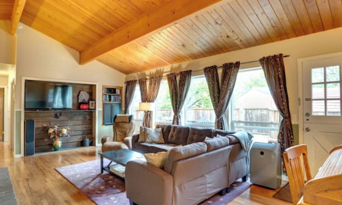 West Hazel Dell House | 3 Bedroom Home in beautiful Vancouver, WA. Driveway park with E-Car Charger.