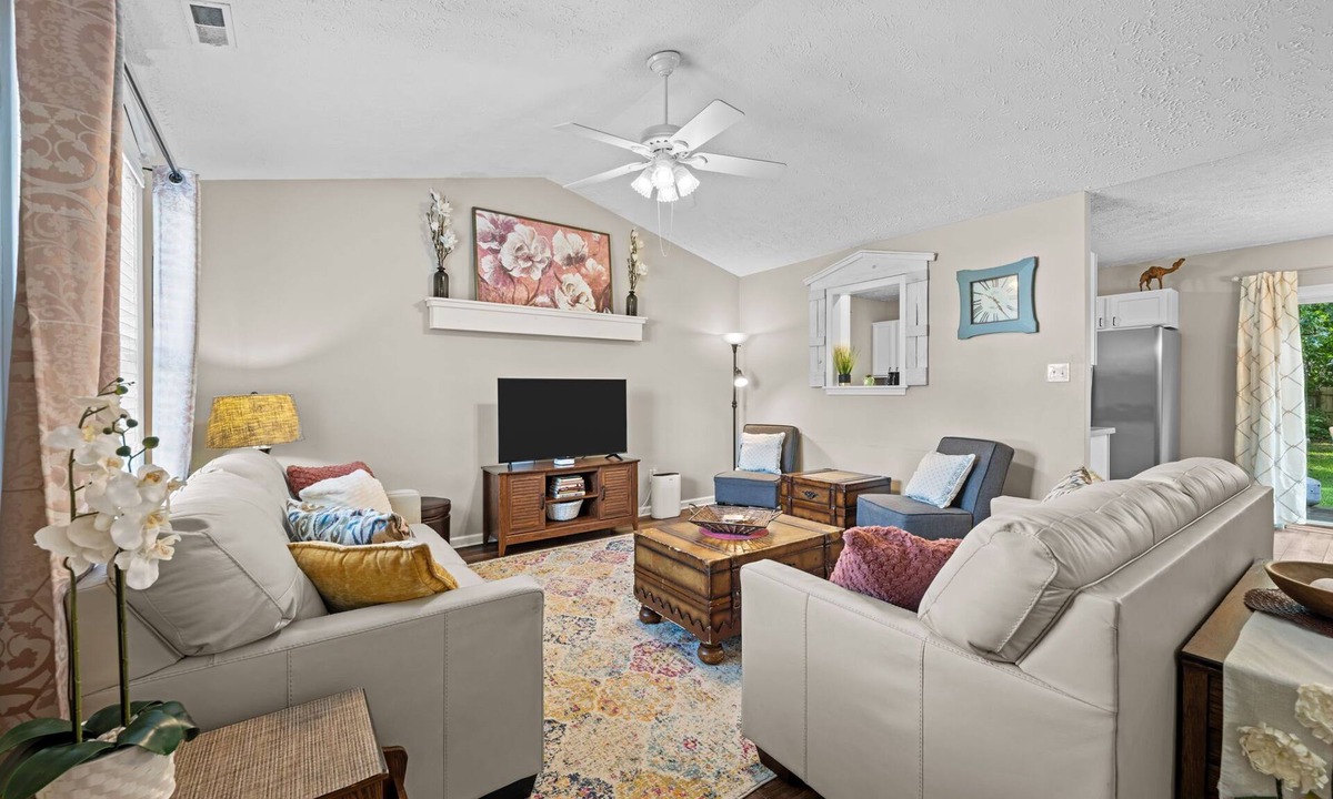 James City House | 3 Bedroom Home with King Bed, Fenced Yard & Pool Table
