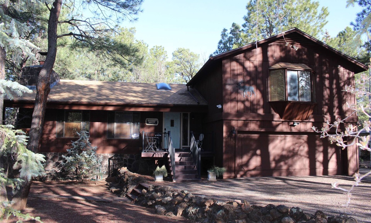 Pinetop House | 3-bedroom house in Pinetop Lakes 30 minutes from skiing at Sunrise!