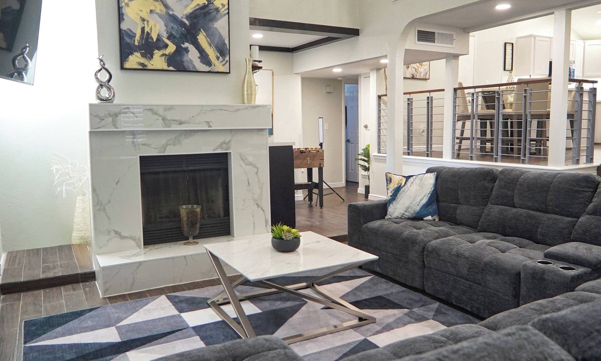 Biggs Field House | 3-bedroom Modern House, recently renovated and upgraded with smart lighting