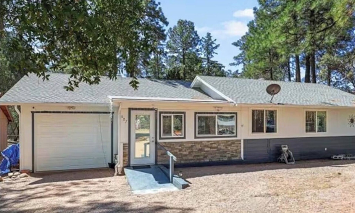 Payson House | 3-bedroom residence located in heart of Payson, suited for families with a dog