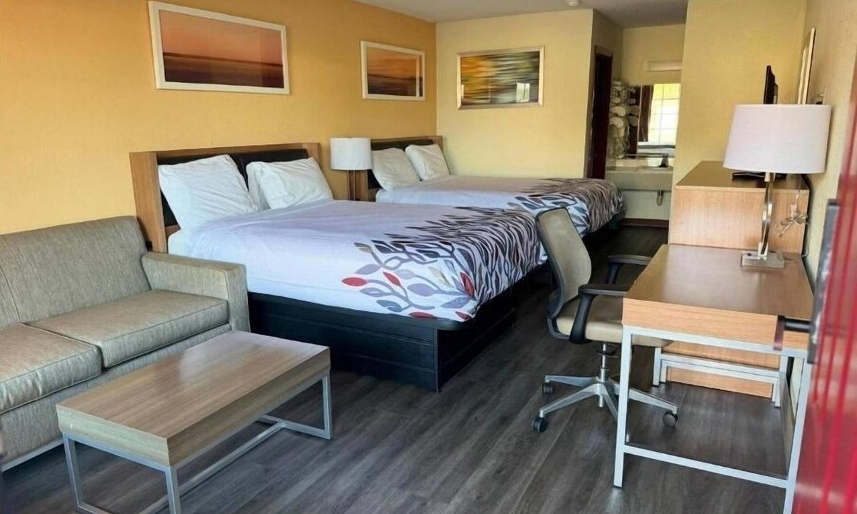 St. George Hotel | 3 Budget Rooms Near Dining – Flat-Screen TV & Comfort for Road Trippers