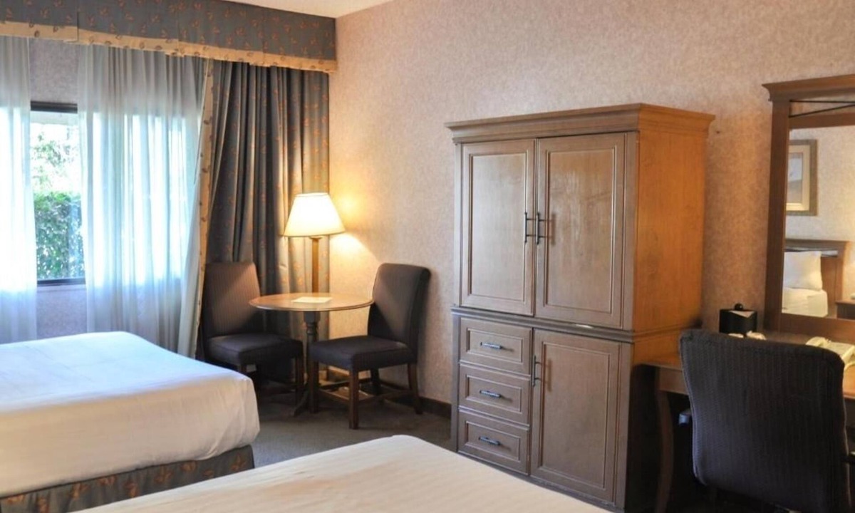 Raisin Hotel | 3 Chic Queen Units w/Onsite Dining & Gym! Free Shuttle Service!