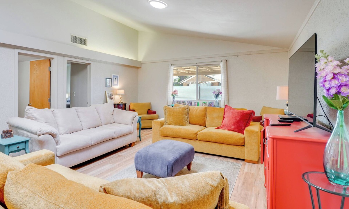 Campus Farm House | 3 Mi to University of Arizona Campus! Group Escape
