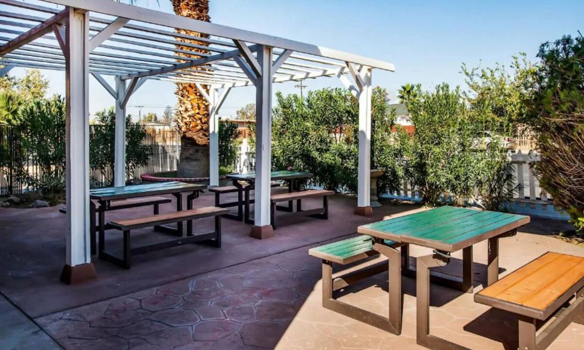 Ridgecrest Hotel | 3 Quiet & Budget-Friendly Rooms Near Parks & Restaurants - Perfect for a Stroll