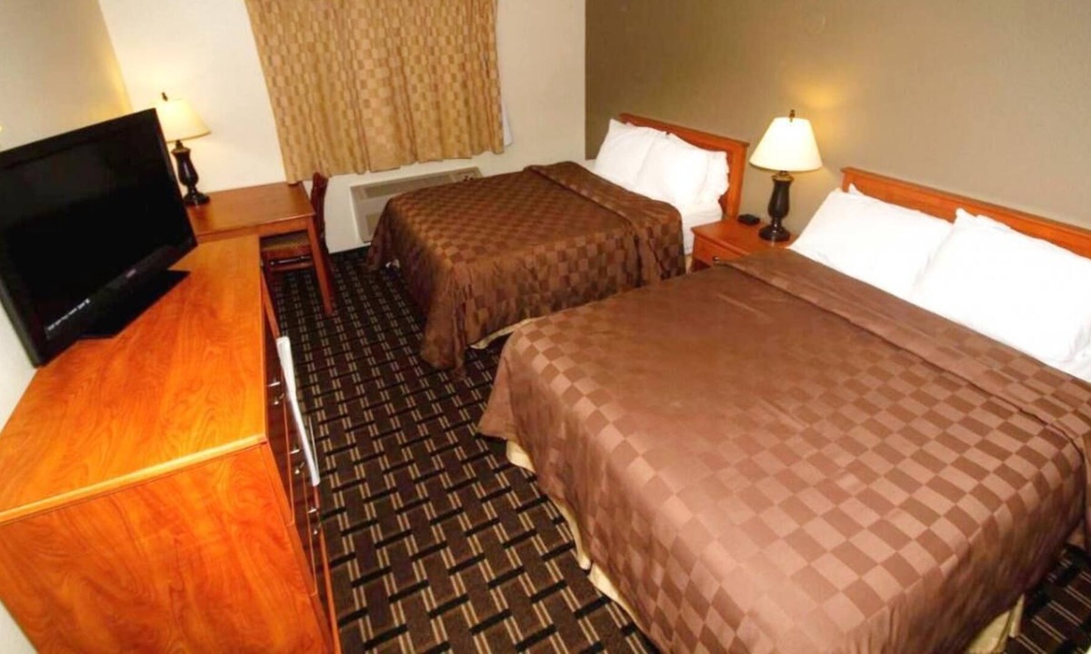 Kellogg House | 3 x Non-Smoking Queens at FairBridge Inn & Suites Kellogg