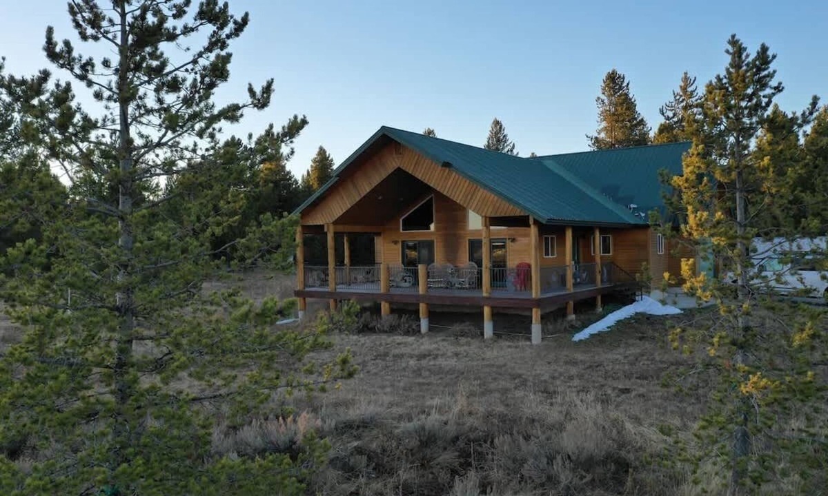 Rea Cabin | 31 MI to YNP | Fire Pit | Sleeps 10