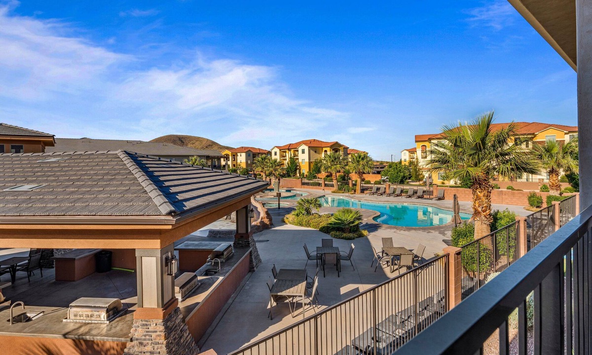 Hurricane House | 395 Zion Village | X-BOX ONE, LOTS OF GAMES, BUILT-IN BUNK BEDS, POOL VIEWS, AND MORE!