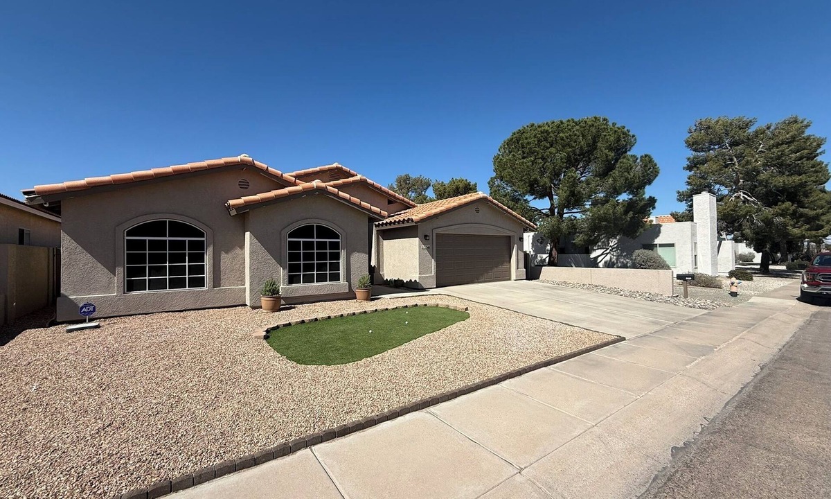 Kingman House | 3BR family retreat for adventure: golf, hiking, historic Route 66 & Grand Canyon