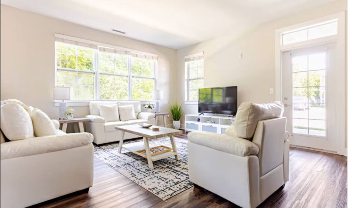 Indianapolis Apartment | 3BR Solana Riverside 109 Resort Amenities Gym Pool Dock