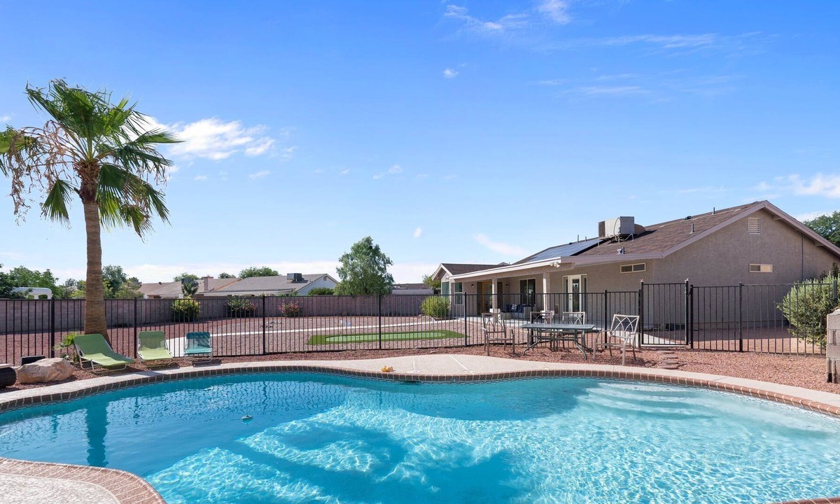 Glendale House | 3BR with Pool and Putting Green - 5 min away from Westgate/AZ Cardinals! Stadium