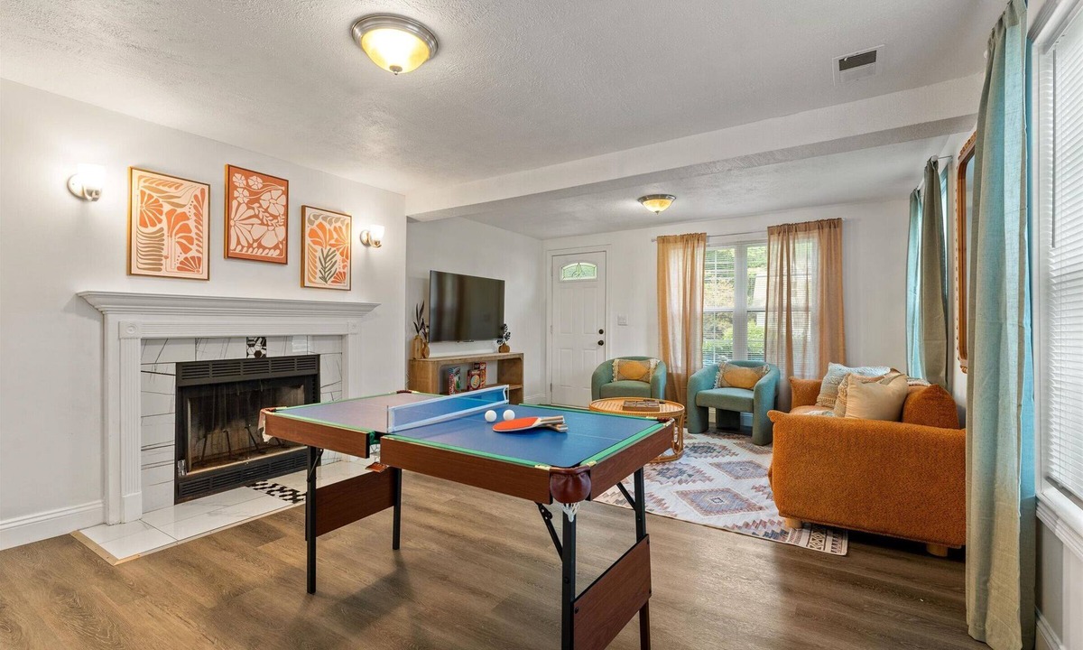 Georgetown House | 3min to UND | Firepit, Pingpong & Game Nights