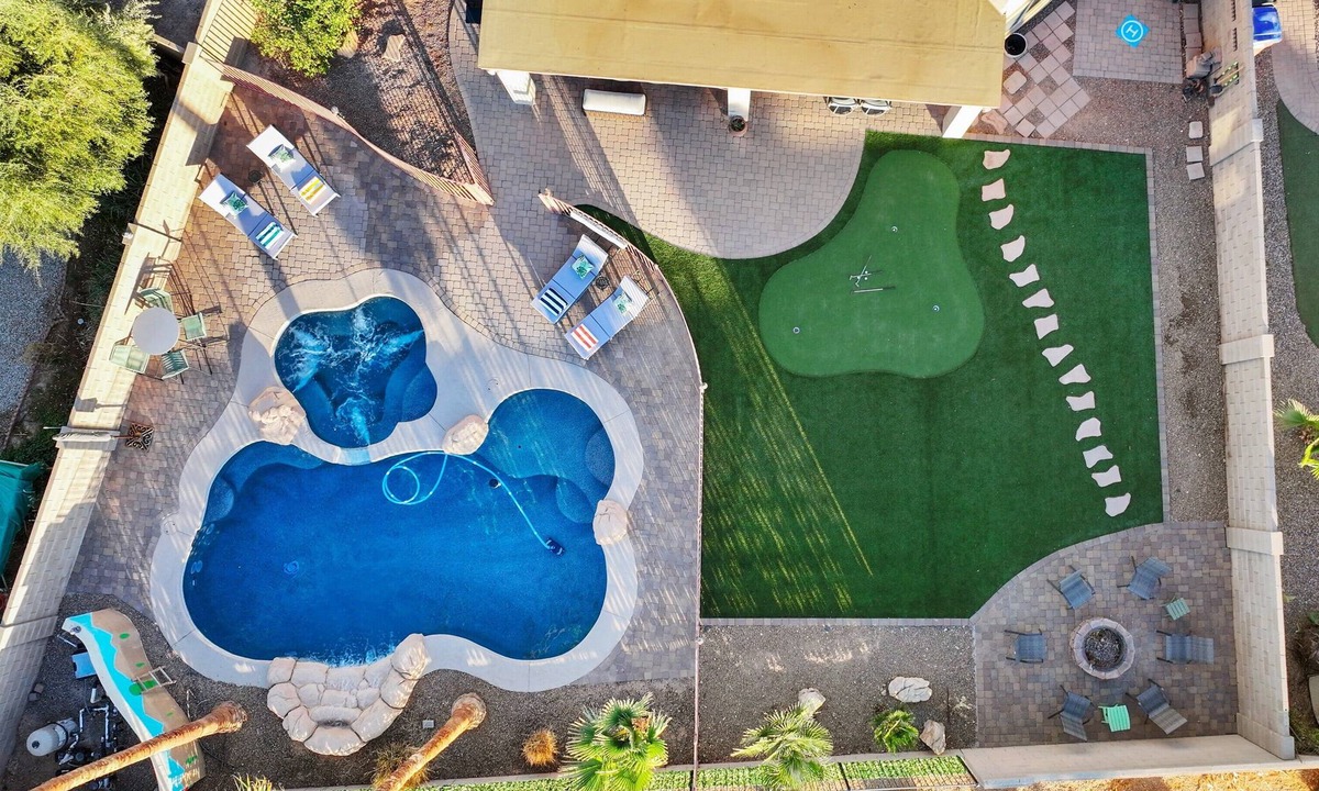 San Tan Valley House | 4 bdrm, resort style backyard private pool/hot tub heat included, putting green