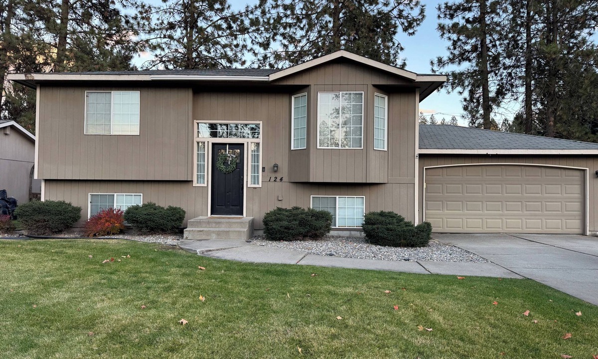 Fairwood House | 4-bed 2.5 bathroom in North Spokane with treadmill, WiFi, AC