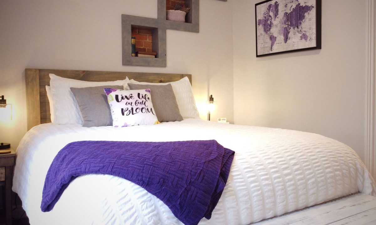 Snowflake Hotel | #4 Charming Room in Historic House, Violet Villa
