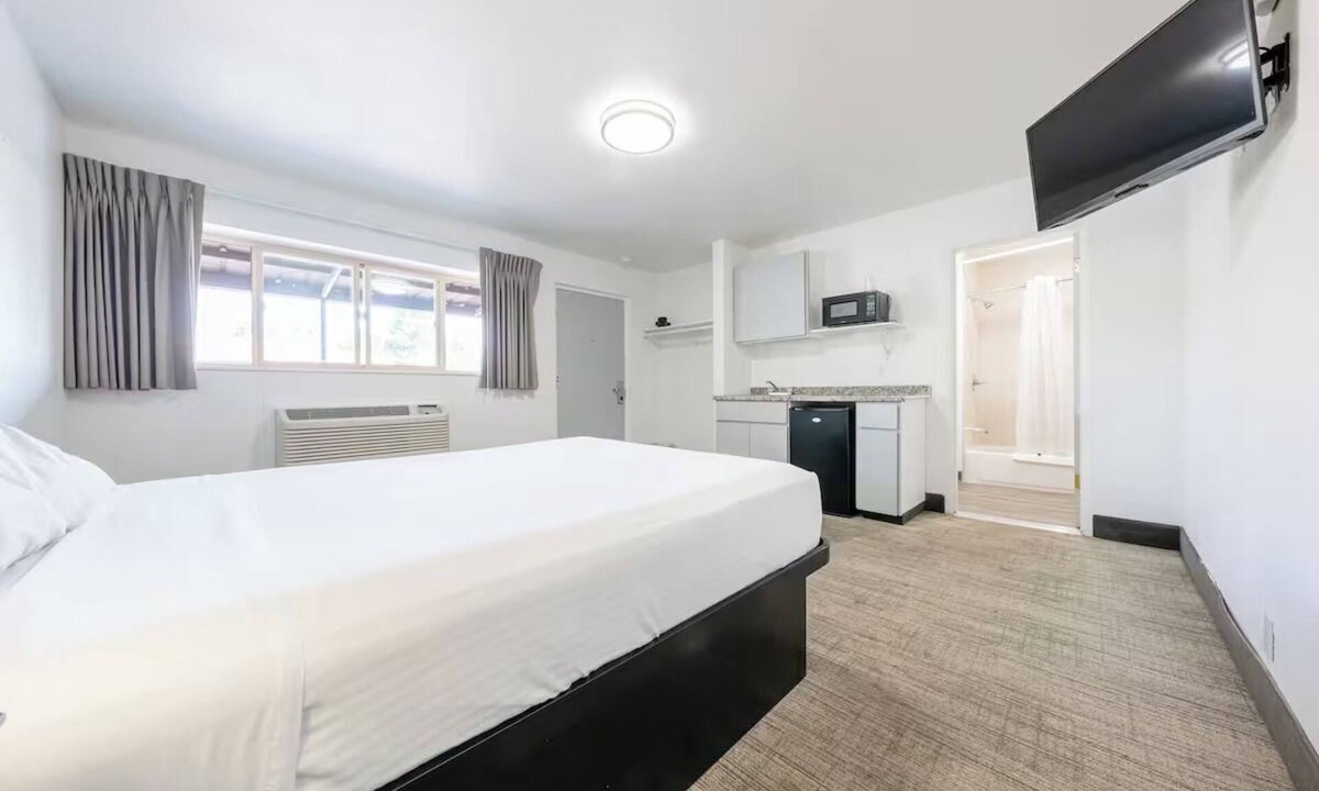 Hollywood District Hotel | 4 Pet-Friendly, Budget Rooms Close to Mt. Tabor Park
