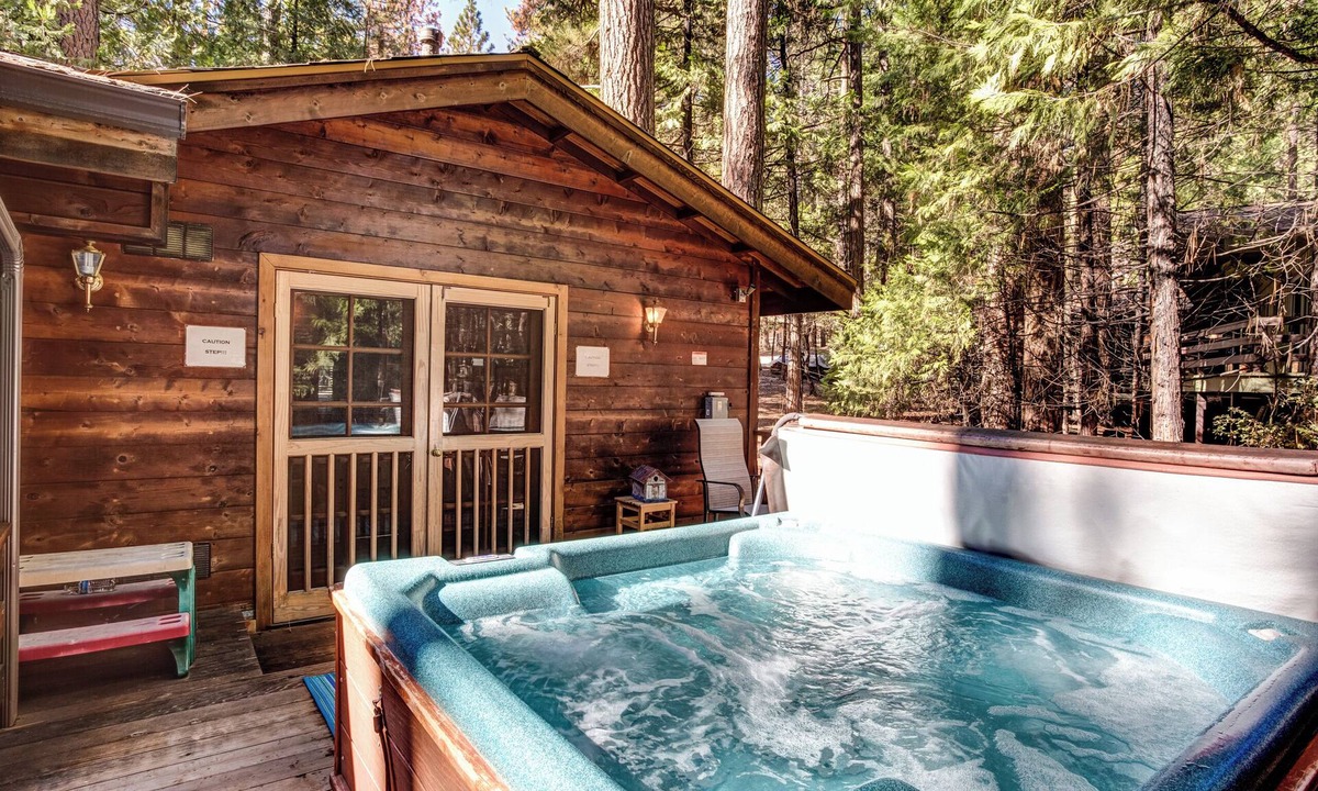 North Wawona Cabin | (41A) Cedar Chalet at The Redwoods In Yosemite