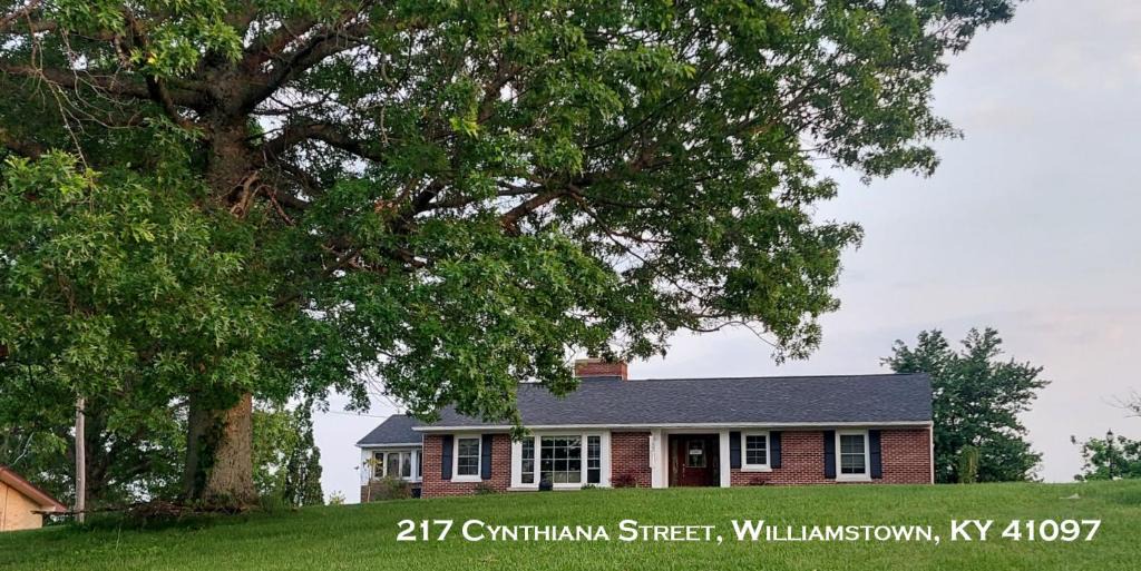 Williamstown House | 4BR Home - Pool, hot tub pet friendly by ARK Experience